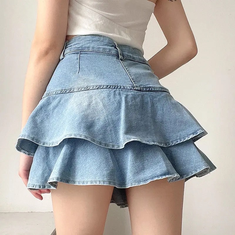Korean Y2K coquette denim skirt with pleated ruffle design. High-waisted mini skirt for women’s casual and retro styles.