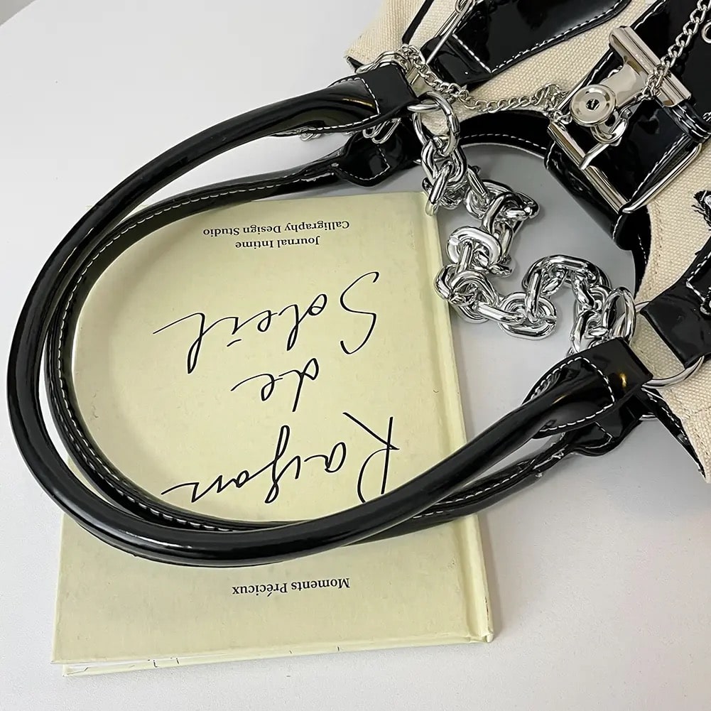 Large capacity white Gothic handbag with chain detail. Y2K Harajuku-inspired crossbody bag for women in sweet and cool style.