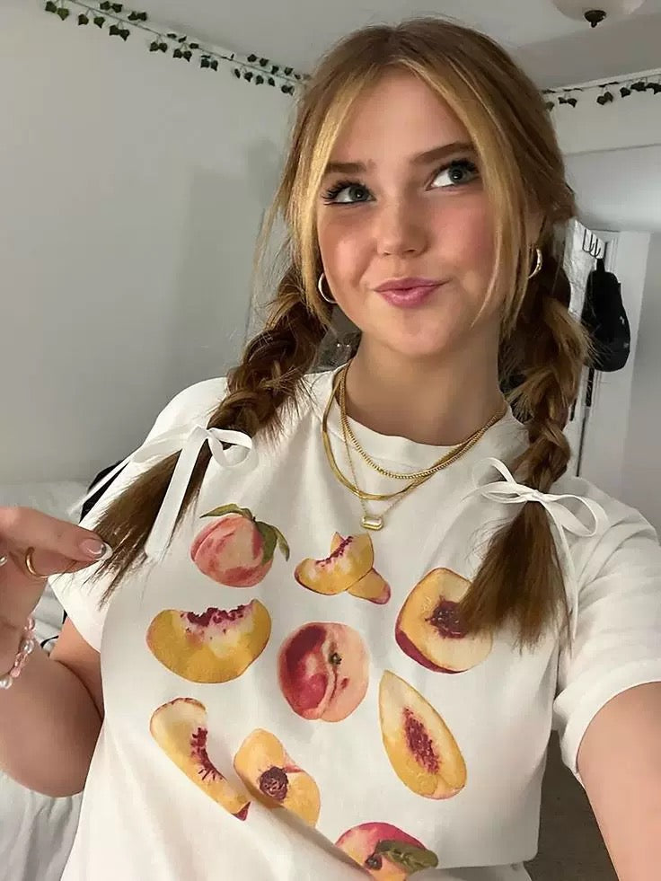 Retro grunge peaches t-shirt with graphic print. Cute cottagecore crop top for women’s summer fashion in Y2K style.