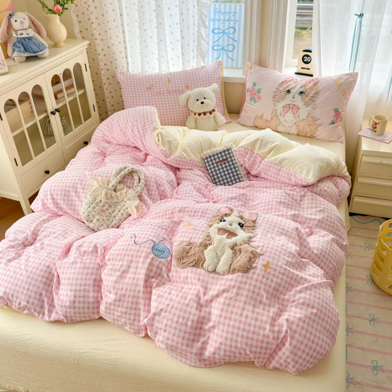 Kawaii kitty pink gingham bedding set with embroidered cat detail for soft girl rooms.