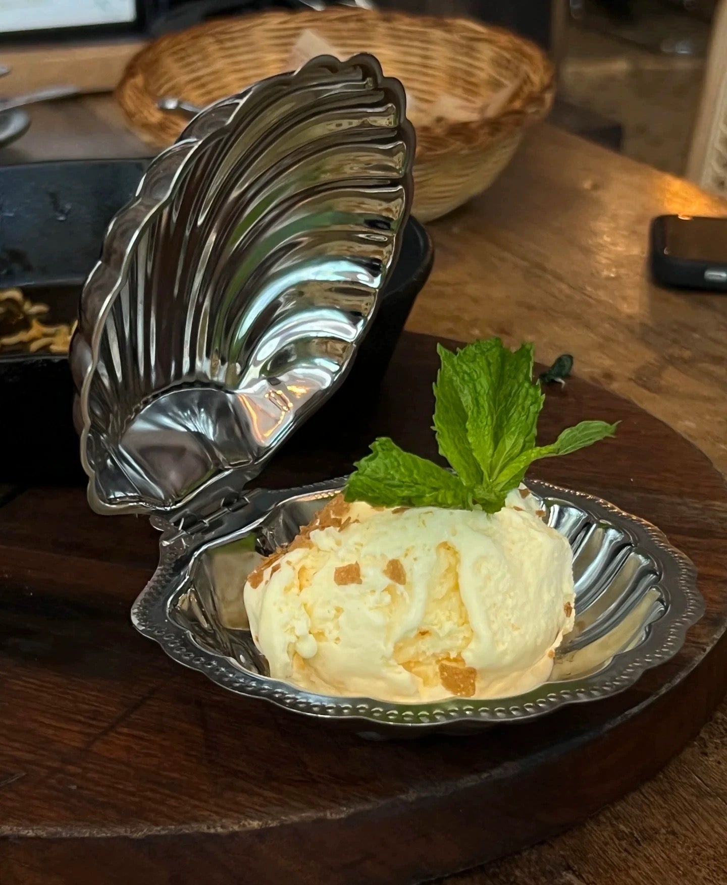 Retro stainless steel shell plate with pearls and accessories