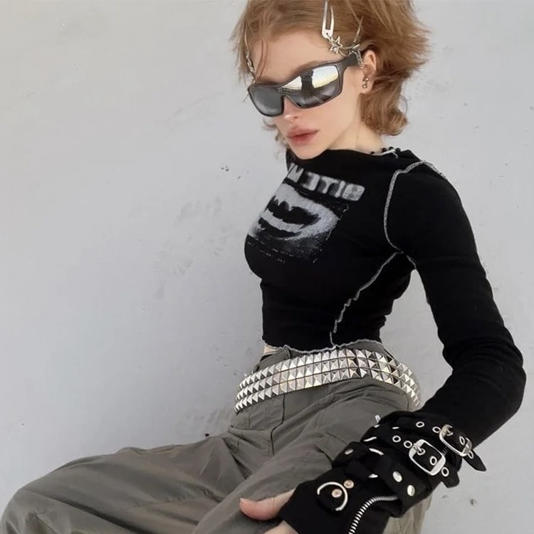 Y2K skull crop top with long sleeves, gothic graphic design, and slim fit. Perfect for punk streetwear and Harajuku emo fashion.
