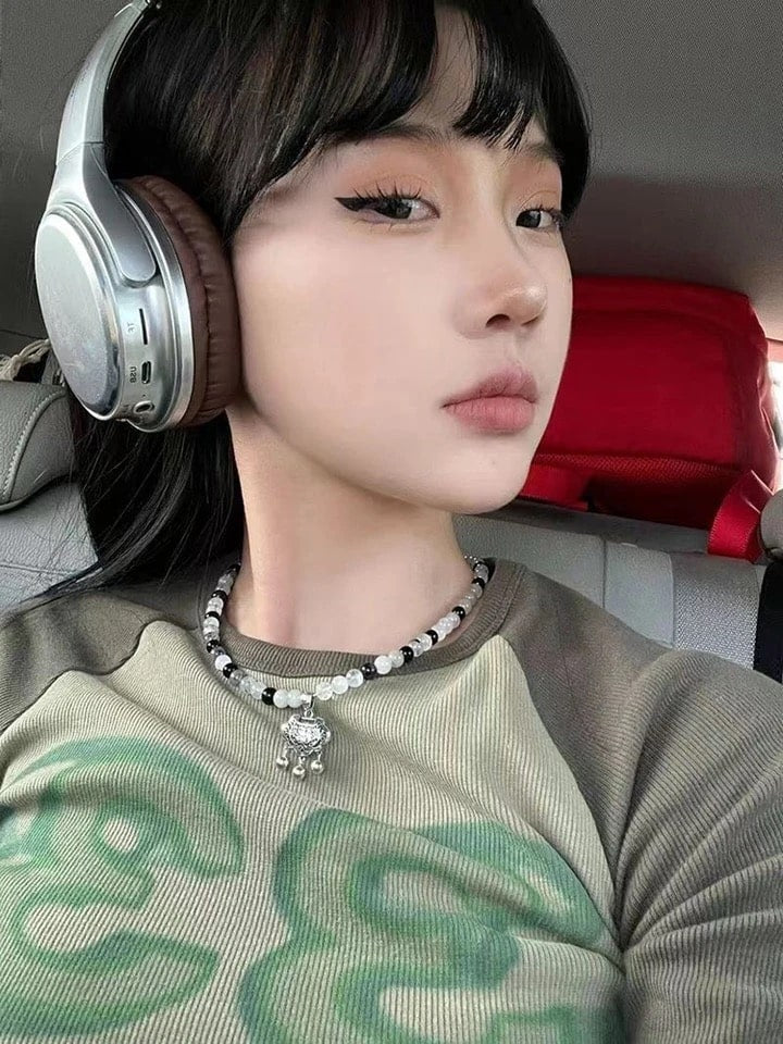 Slim fit Y2K green crop top with long sleeves and contrast color patchwork. Kpop aesthetic tee for women’s spring and summer wardrobe.