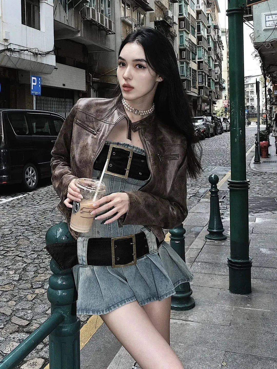 Strapless pleated denim mini dress with a waist-slimming belt. Y2K streetwear and 2000s-inspired fashion for women’s summer style.