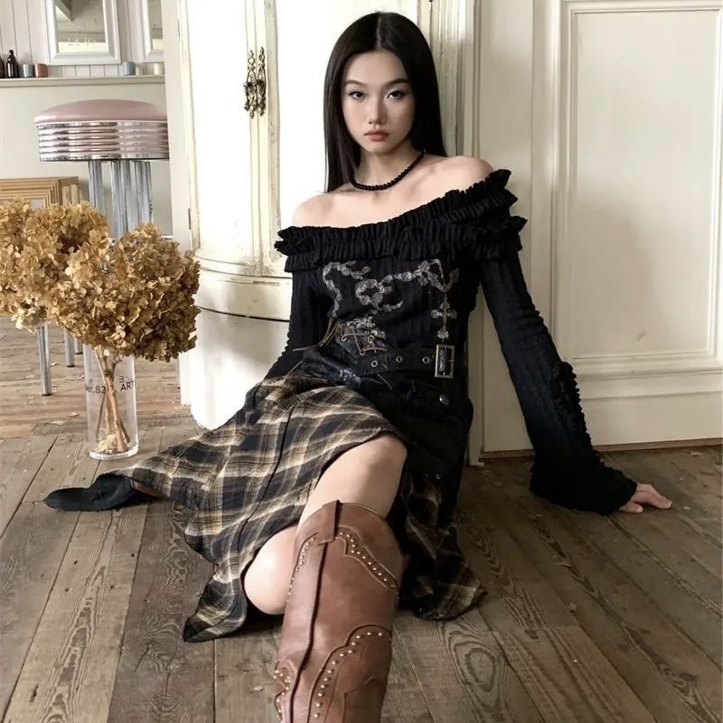 Off-shoulder Y2K sweater with slim fit and tattoo-inspired prints. Harajuku knitted jumper for women’s grunge aesthetic.