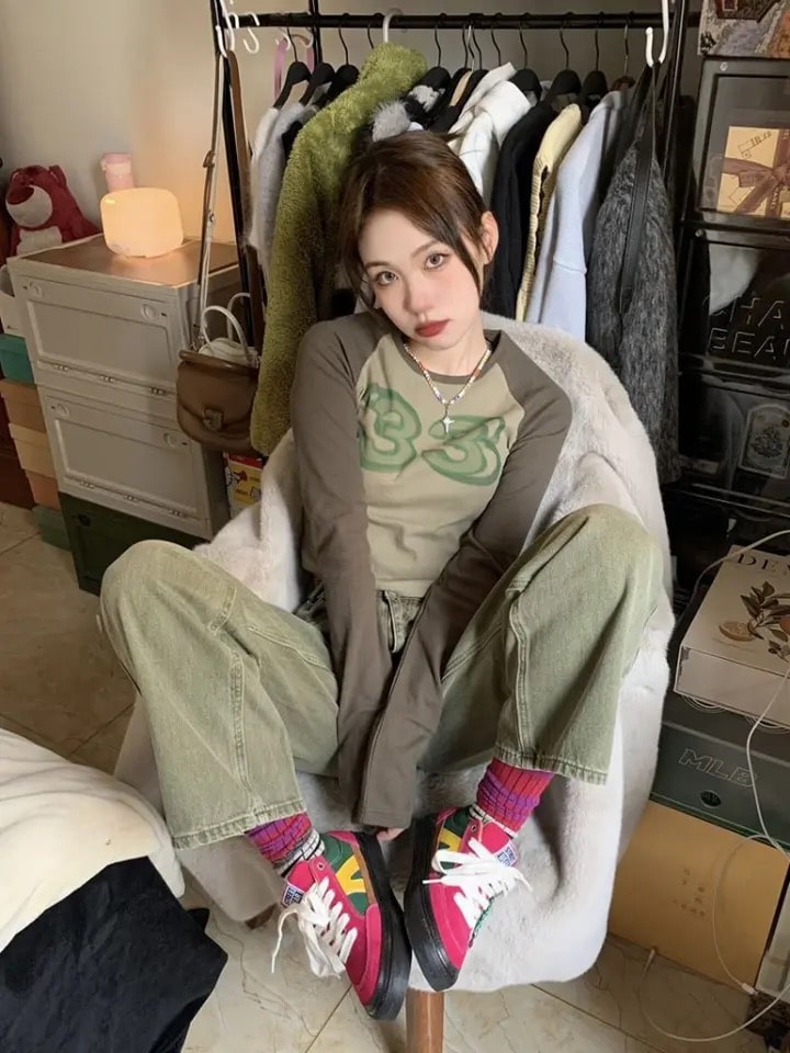 Vintage green crop top with Y2K-inspired long sleeves and Kpop letter print. Stylish patchwork design perfect for casual and high street fashion.