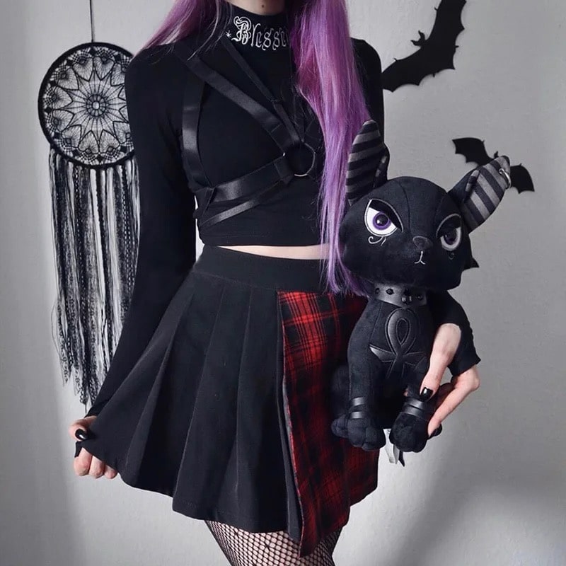 Slim-fit Gothic crop top with black bodycon design. Features letter embroidery and long sleeves, perfect for casual Y2K fashion.